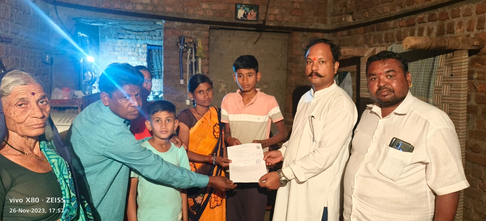 आत्महत्याग्रस्त शेतकरी कुटुंबाची प्रशासनाकडून थट्टा