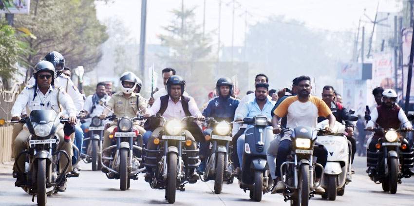 चंद्रपूर शहरातील बाईक रॅलीत जिल्हाधिकारी, पोलीस अधीक्षक झाले दुचाकी चालक
