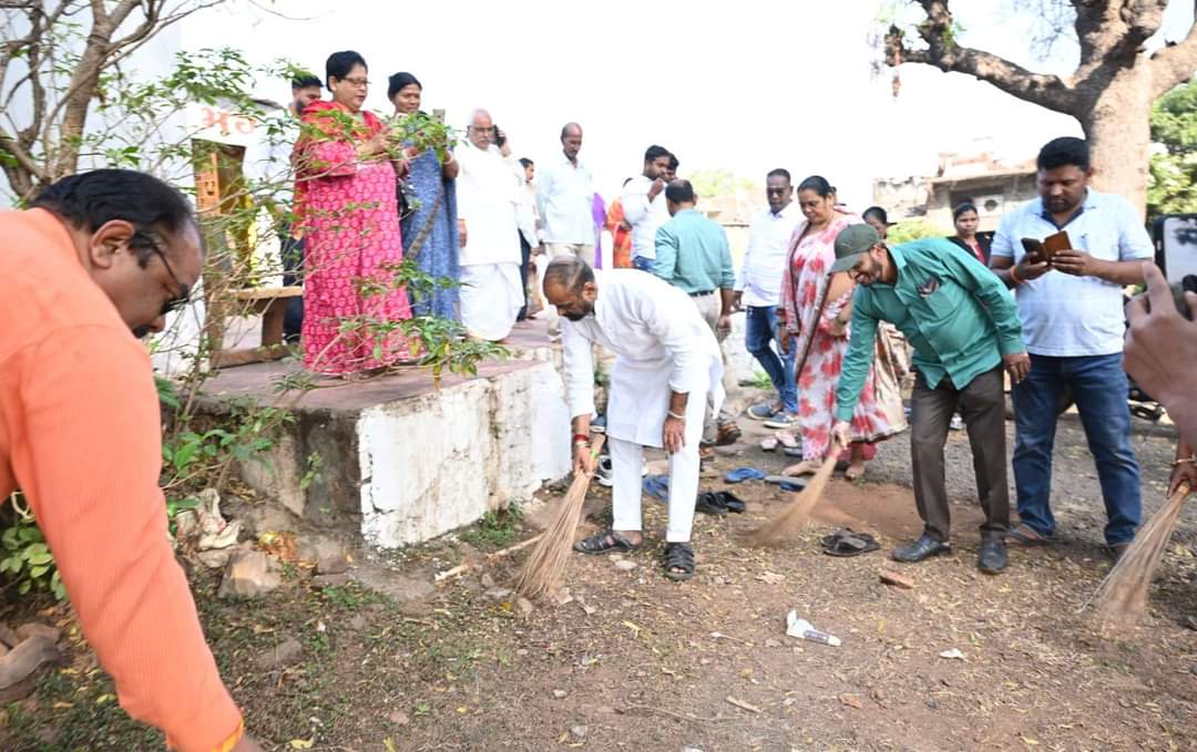 हिंग्लाज भवानी मंदीरात हंसराज अहीर यांनी राबविली स्वच्छता मोहीम