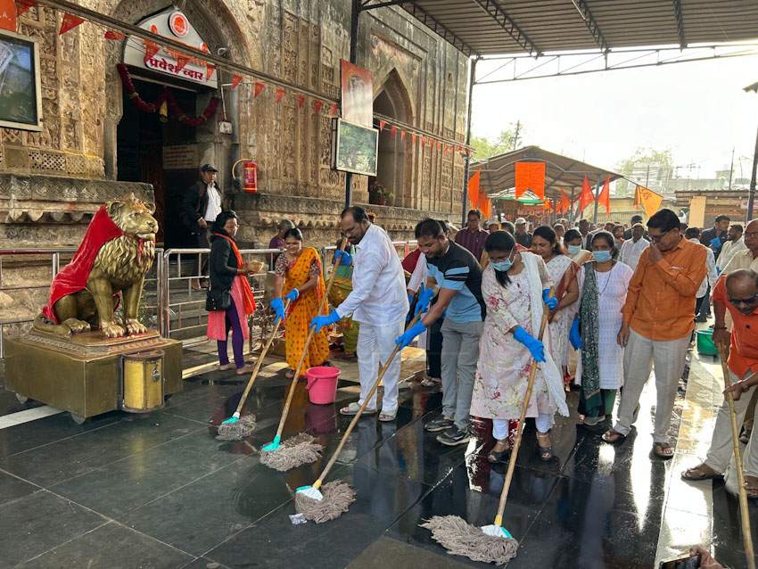 आमदार किशोर जोरगेवार यांच्या वतीने महाकाली मंदिरात स्वच्छता अभियान