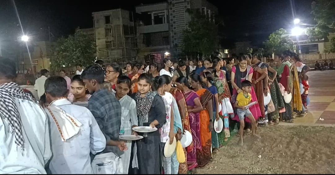 Maha prasad : माँ.दुर्गा मंदिर मुल येथे वर्धापन (स्थापना दिवस) निमित्त मातेचा दुग्धाभिषेक व कुंकुम पूजन