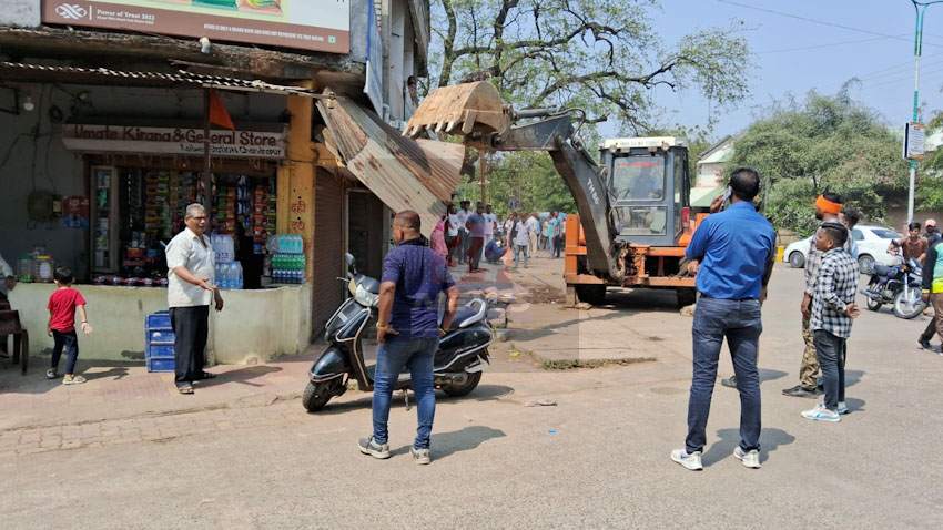 Chandrapur road encroachment
